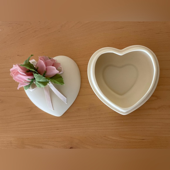 Vintage Schmid 1988 Beige Heart Shaped Trinket Box with Pink Rosette Ornament - Picture 5 of 7